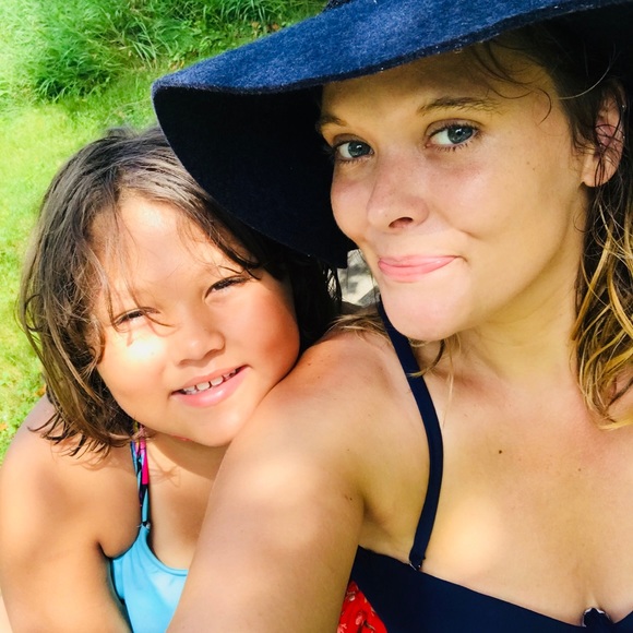 Meet your Posher, Brit - Picture 3 of 5